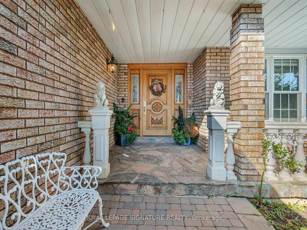 









100


Gas Light

Crescent,
Vaughan,




ON
L4L 8G1

