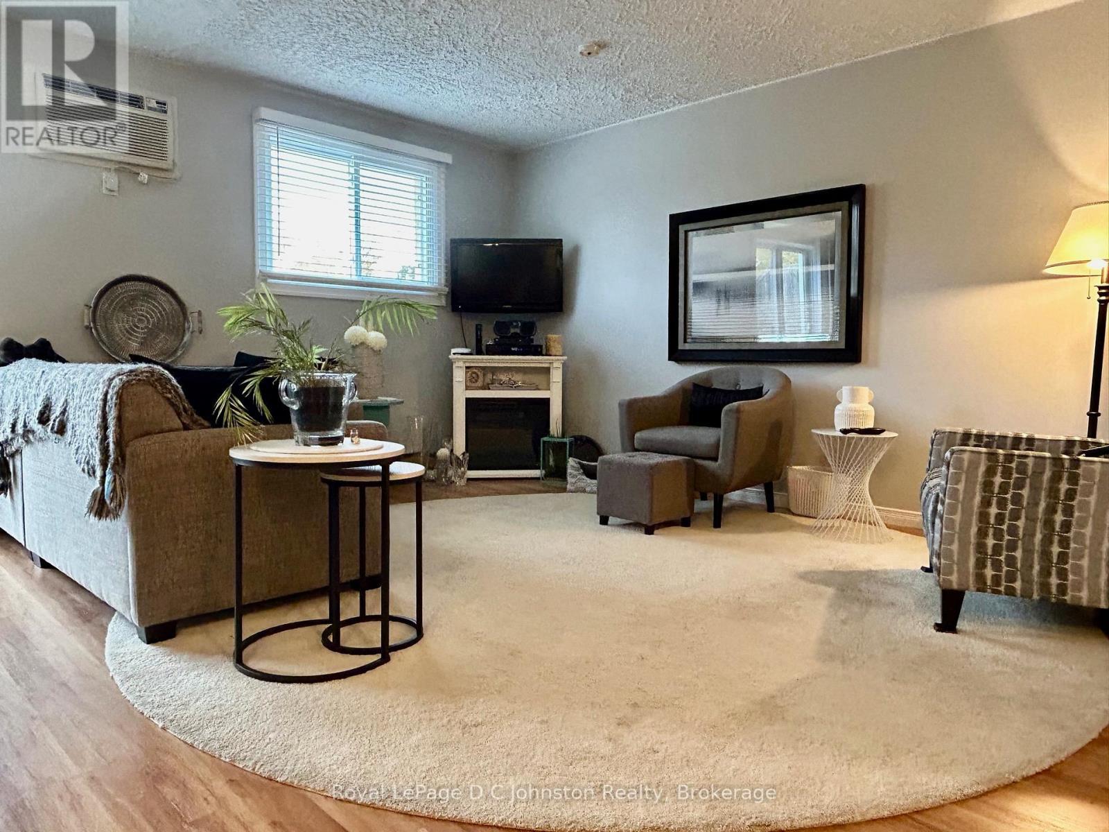 












307 - 229 ADELAIDE STREET

,
Saugeen Shores,




Ontario
N0H2L0

