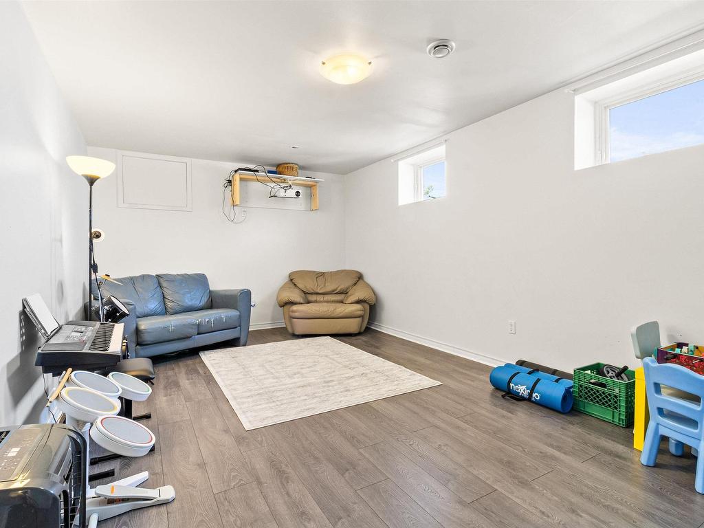 












6 Hillside Court

,
Lower Sackville,




NS
B4E 1B2

