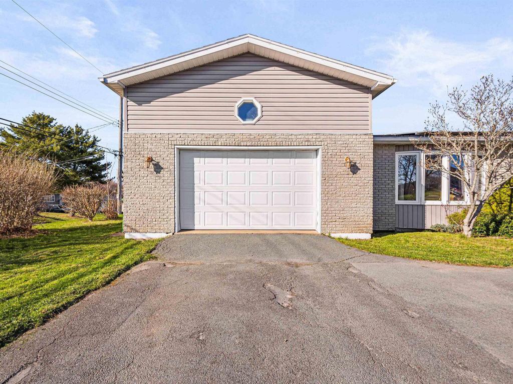 












6 Hillside Court

,
Lower Sackville,




NS
B4E 1B2


