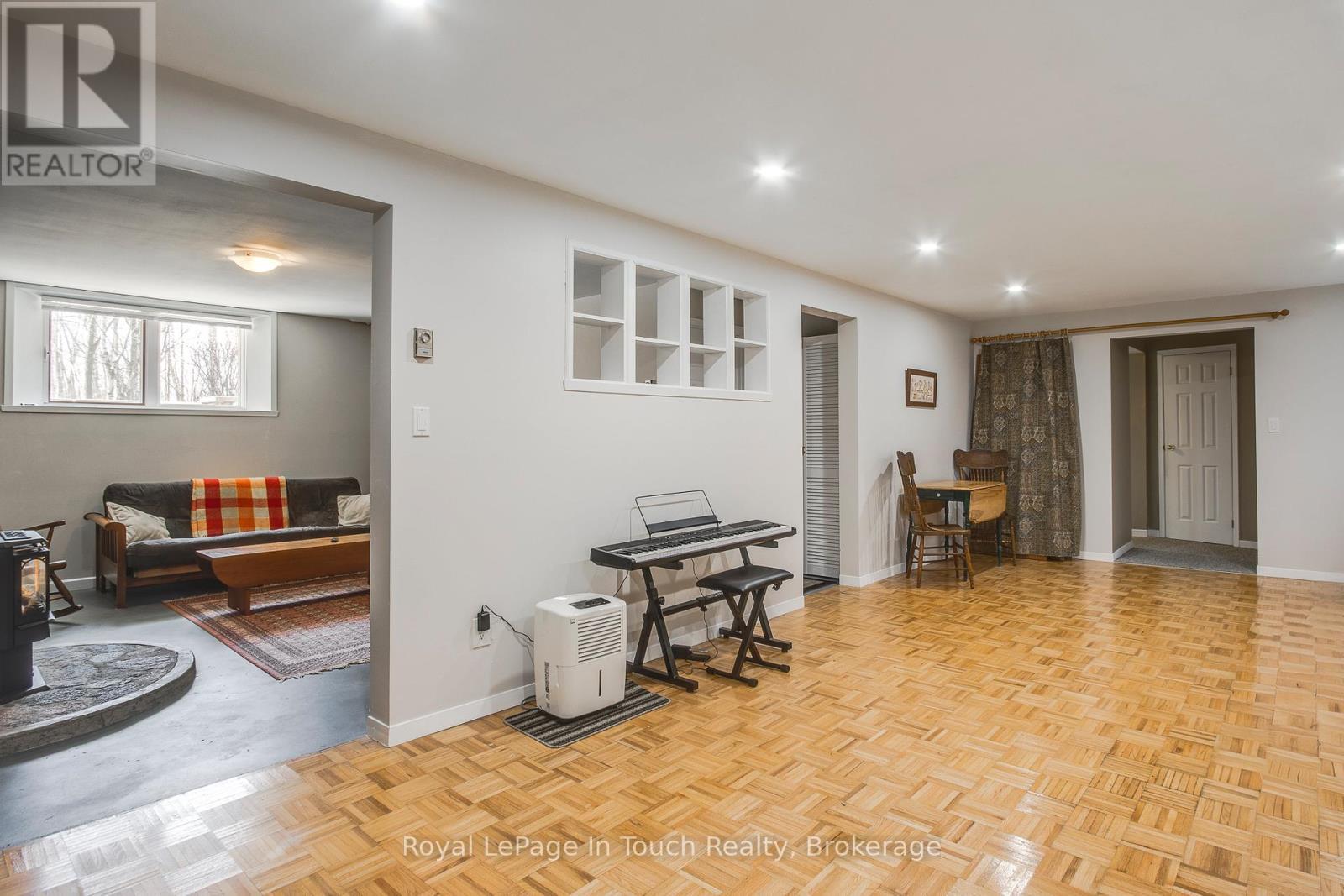












119 SILVER BIRCH DRIVE

,
Tiny,




Ontario
L9M0M6

