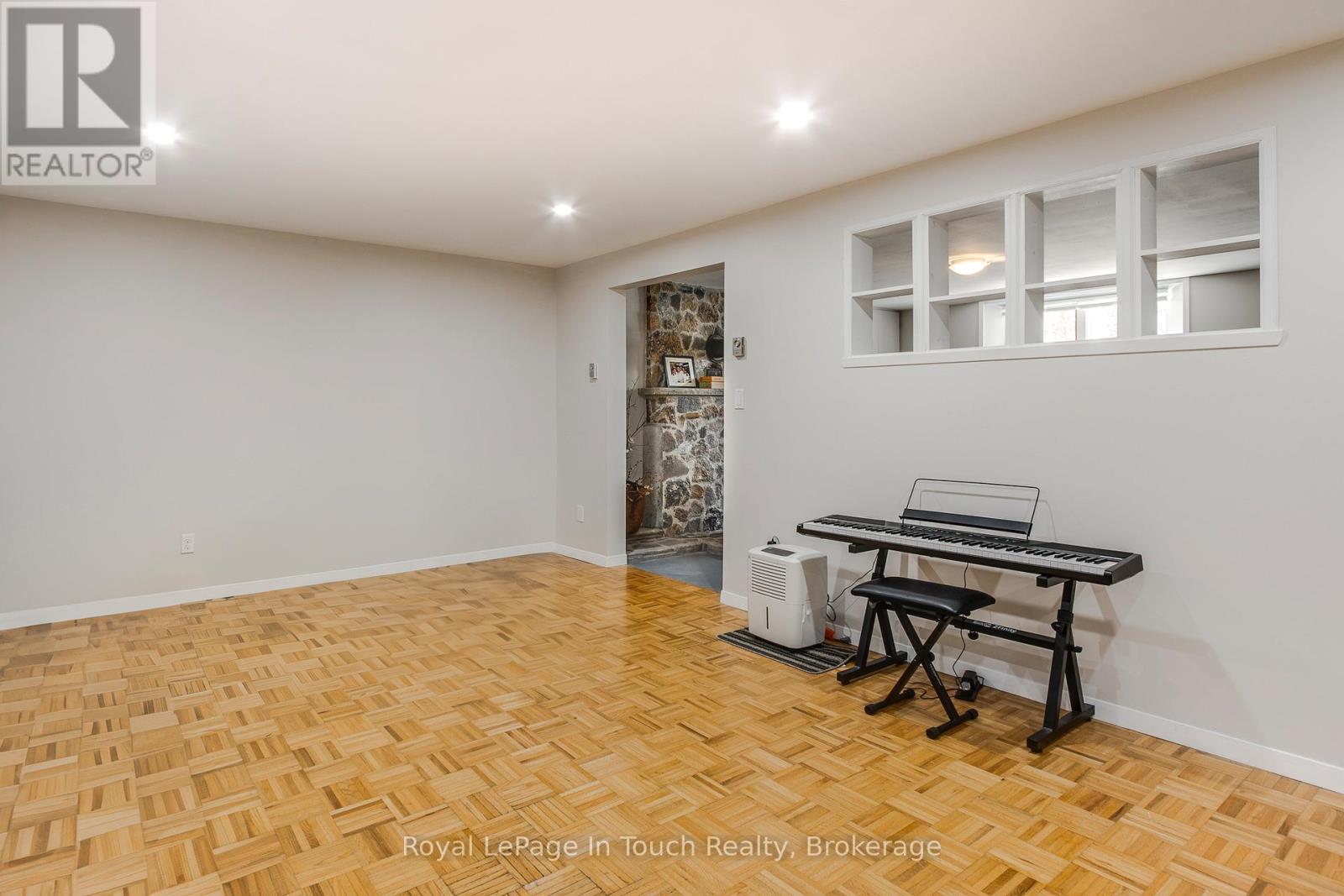 












119 SILVER BIRCH DRIVE

,
Tiny,




Ontario
L9M0M6

