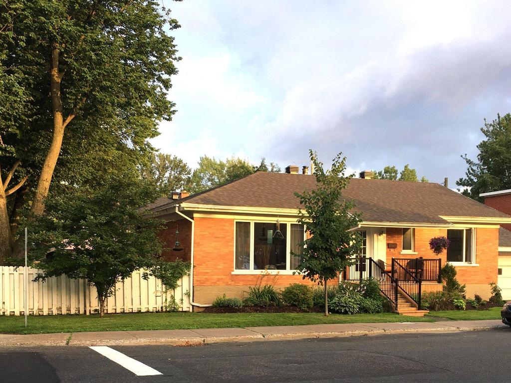 









75


Rue De La Colombière O.

,
Québec (La Cité-Limoilou),




QC
G1L1C1

