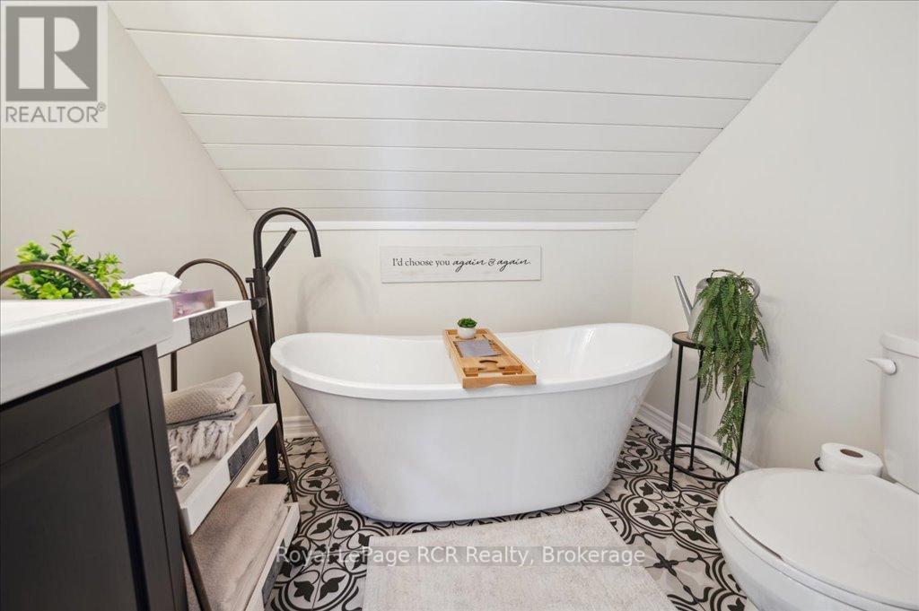 












204 DURHAM STREET E

,
Wellington North (Mount Forest),




Ontario
N0G2L2

