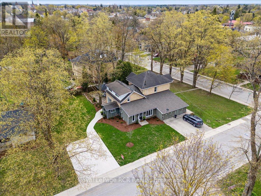 












204 DURHAM STREET E

,
Wellington North (Mount Forest),




Ontario
N0G2L2


