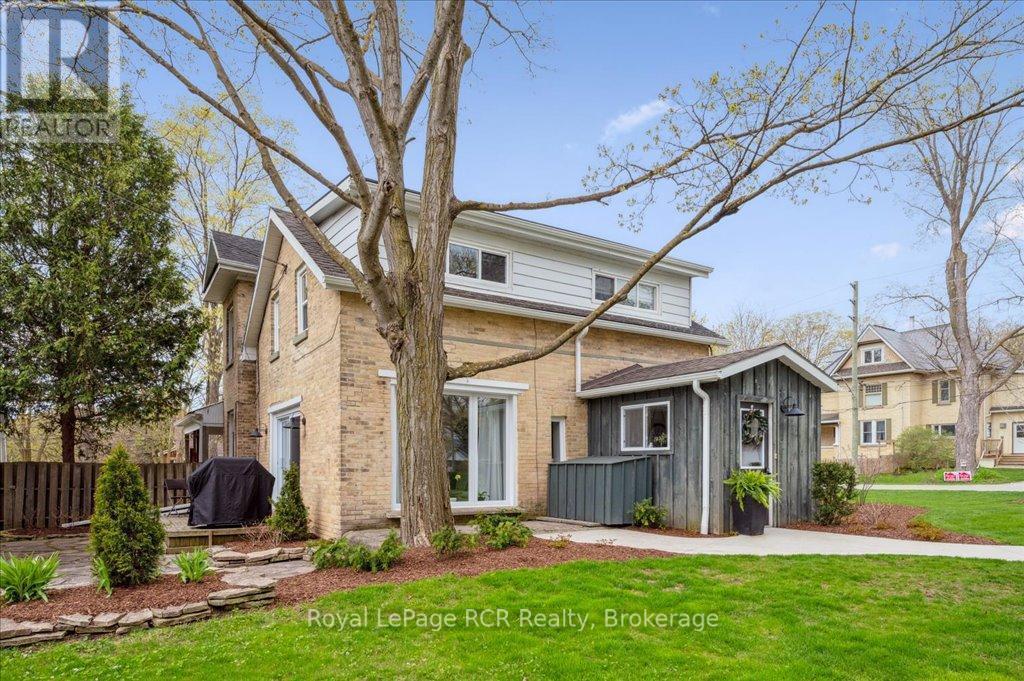 












204 DURHAM STREET E

,
Wellington North (Mount Forest),




Ontario
N0G2L2

