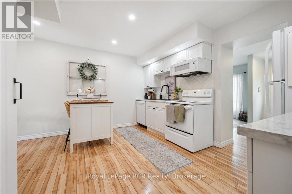 












204 DURHAM STREET E

,
Wellington North (Mount Forest),




Ontario
N0G2L2

