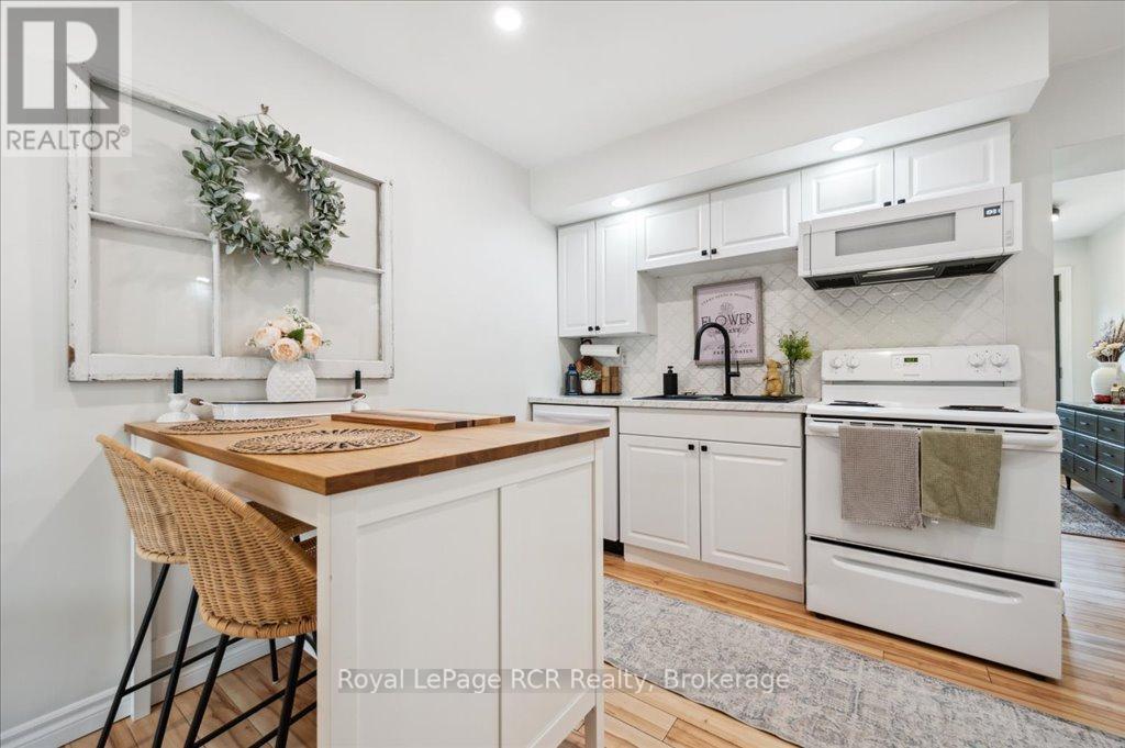 












204 DURHAM STREET E

,
Wellington North (Mount Forest),




Ontario
N0G2L2

