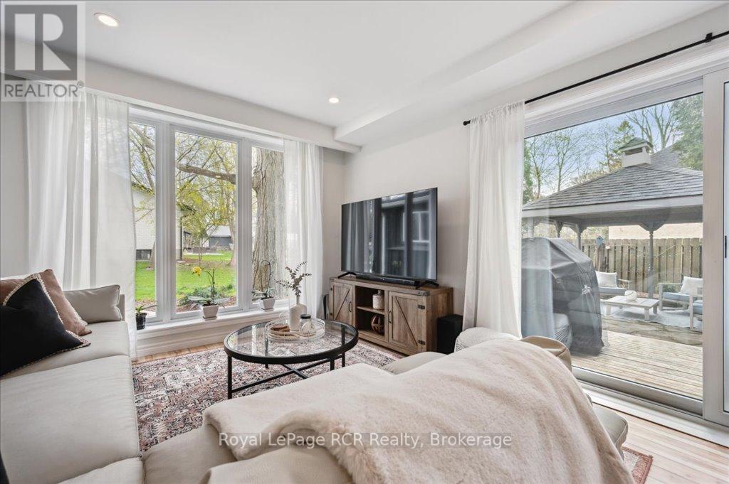 












204 DURHAM STREET E

,
Wellington North (Mount Forest),




Ontario
N0G2L2

