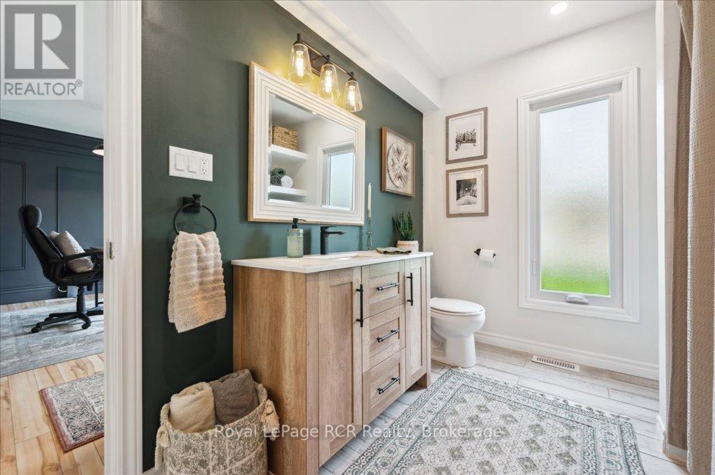 












204 DURHAM STREET E

,
Wellington North (Mount Forest),




Ontario
N0G2L2

