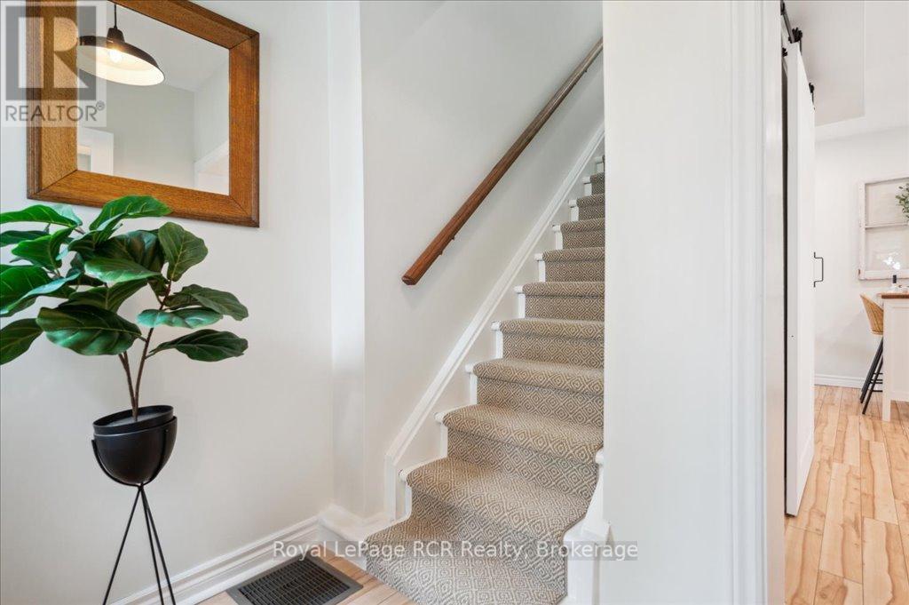 












204 DURHAM STREET E

,
Wellington North (Mount Forest),




Ontario
N0G2L2

