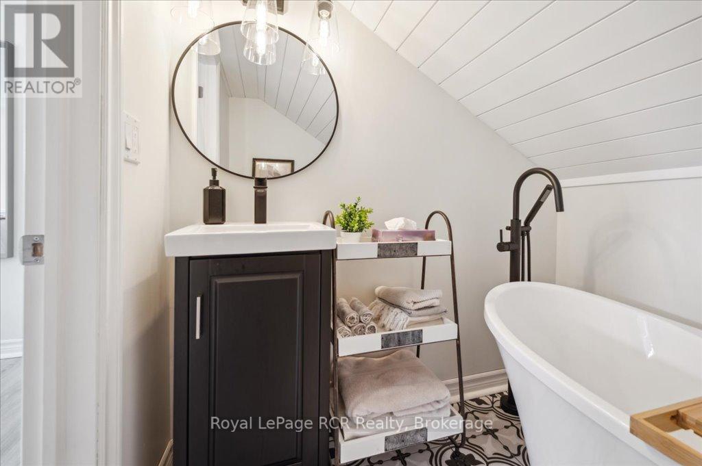 












204 DURHAM STREET E

,
Wellington North (Mount Forest),




Ontario
N0G2L2

