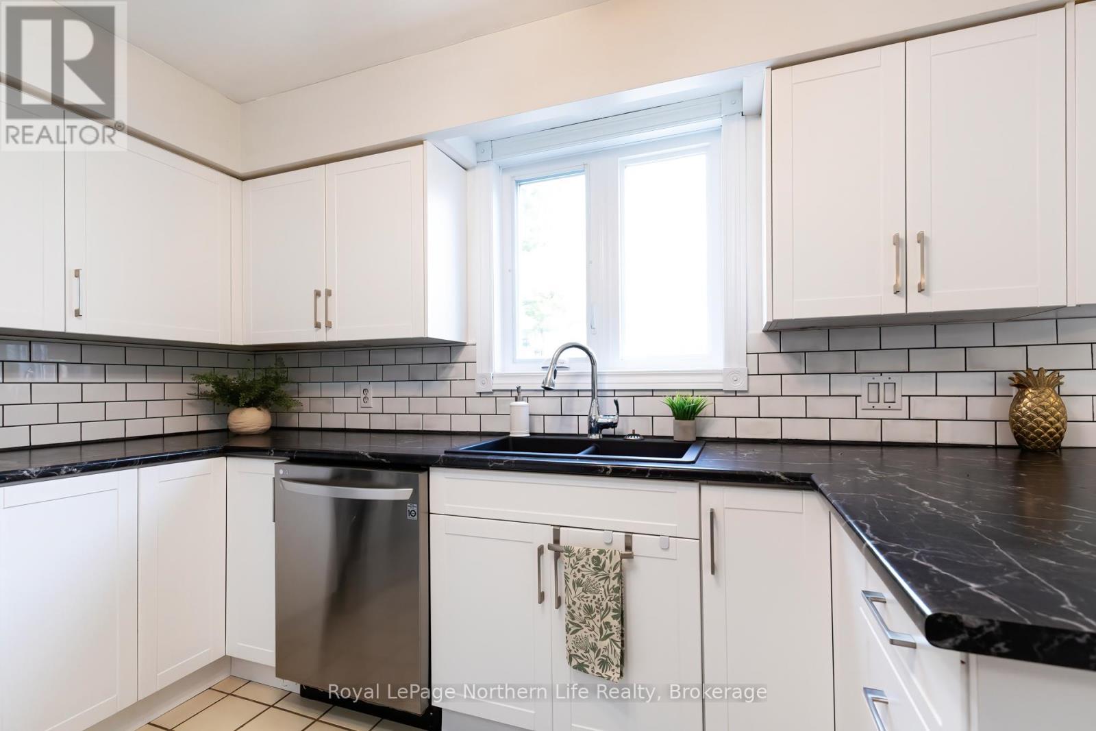 












3 CANTERBURY CRESCENT

,
North Bay (Airport),




Ontario
P1C1K6

