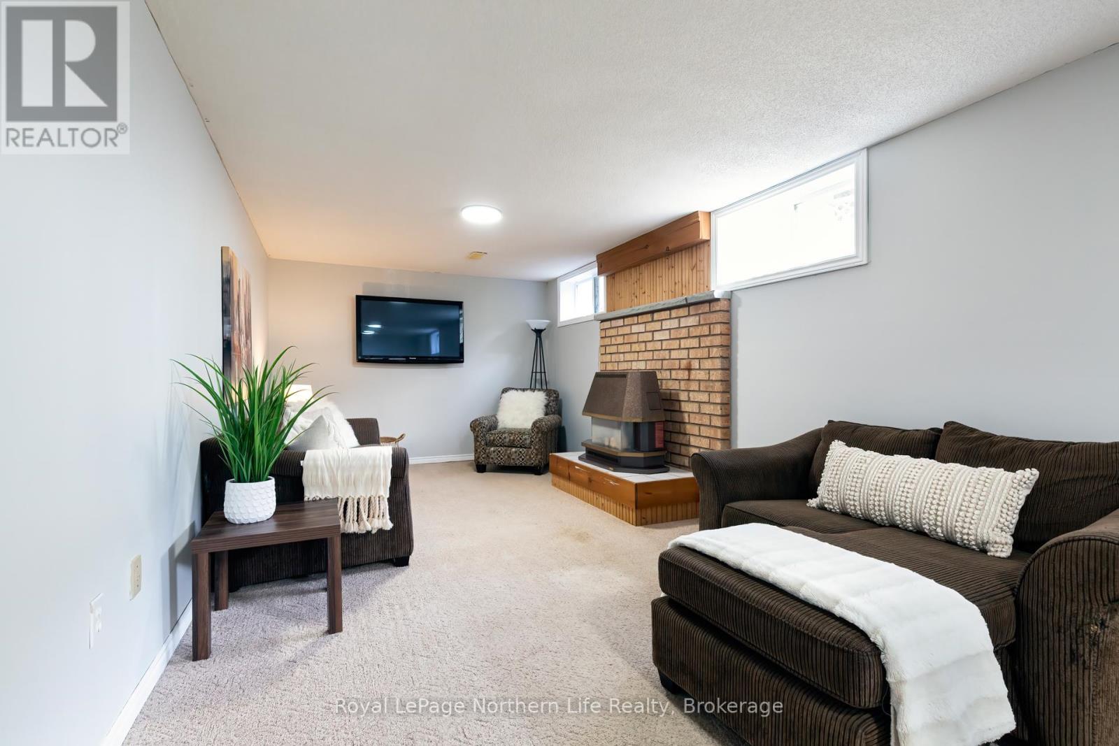 












3 CANTERBURY CRESCENT

,
North Bay (Airport),




Ontario
P1C1K6

