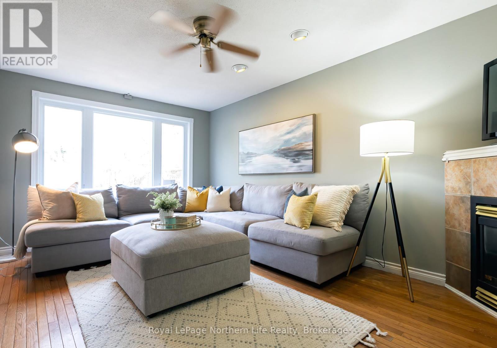 












3 CANTERBURY CRESCENT

,
North Bay (Airport),




Ontario
P1C1K6

