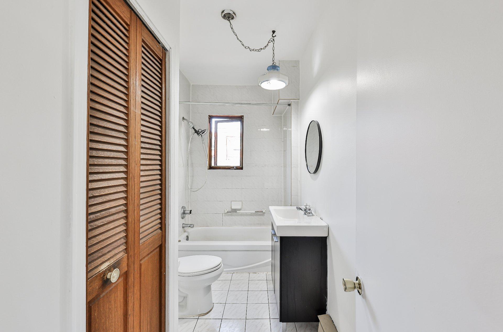 









11848Z


Av. Racette

,
Montréal (Montréal-Nord),







QC
H1G5J6

