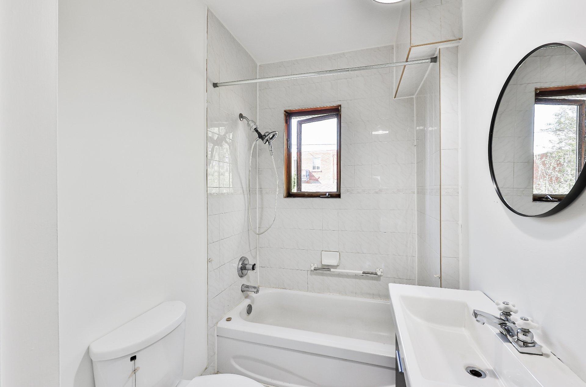 









11848Z


Av. Racette

,
Montréal (Montréal-Nord),







QC
H1G5J6

