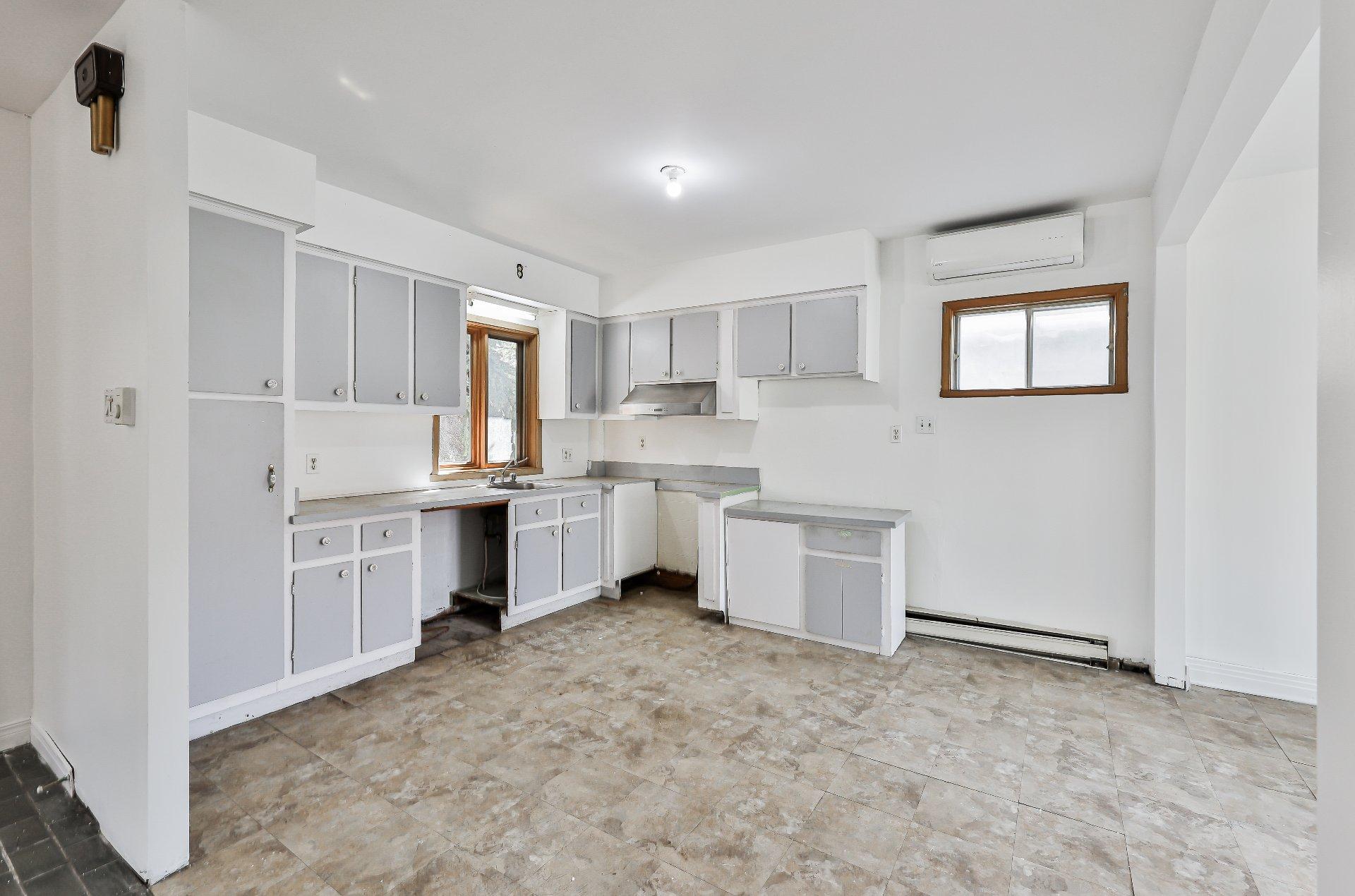 









11848Z


Av. Racette

,
Montréal (Montréal-Nord),







QC
H1G5J6

