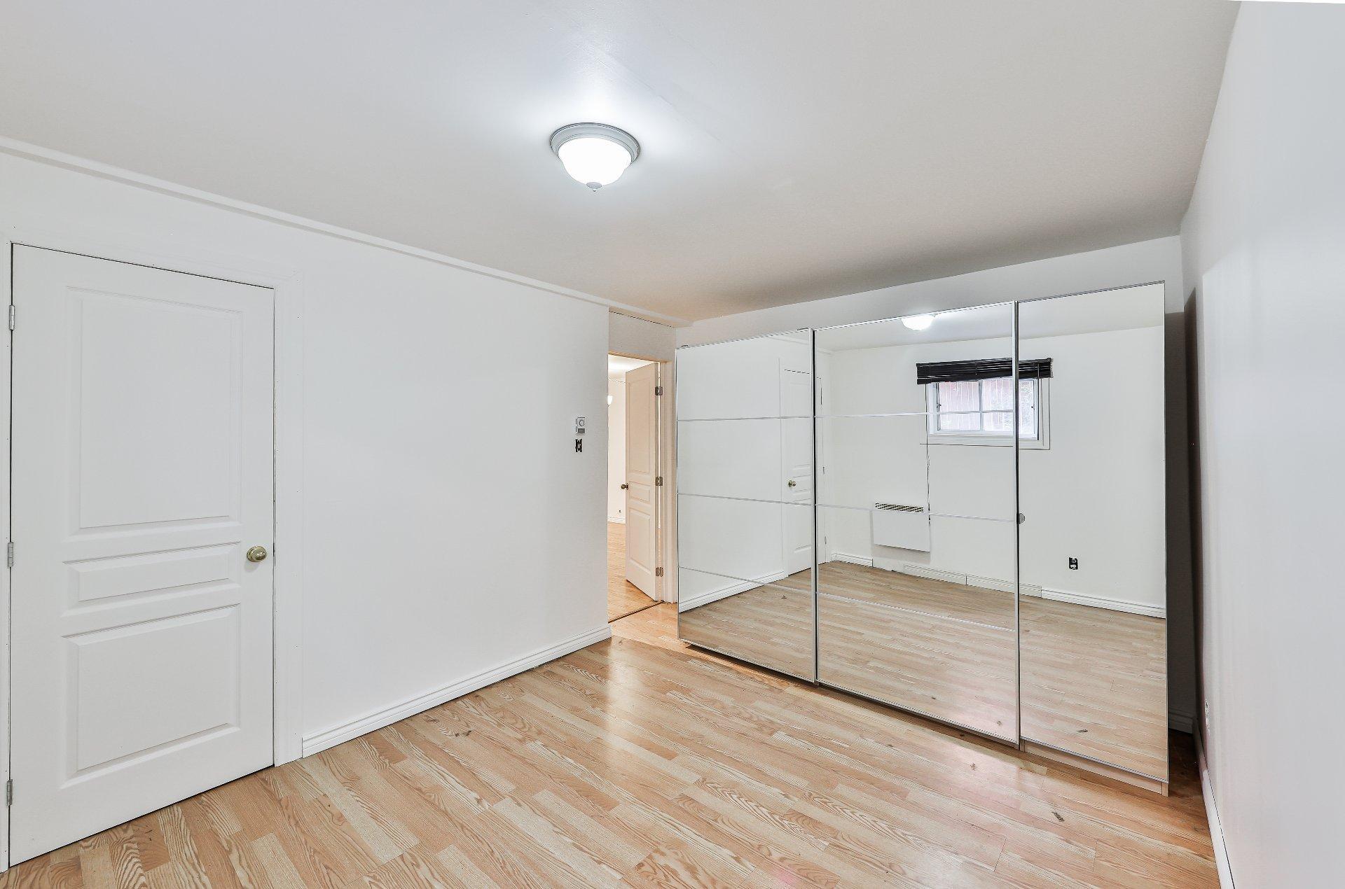 









11848Z


Av. Racette

,
Montréal (Montréal-Nord),







QC
H1G5J6

