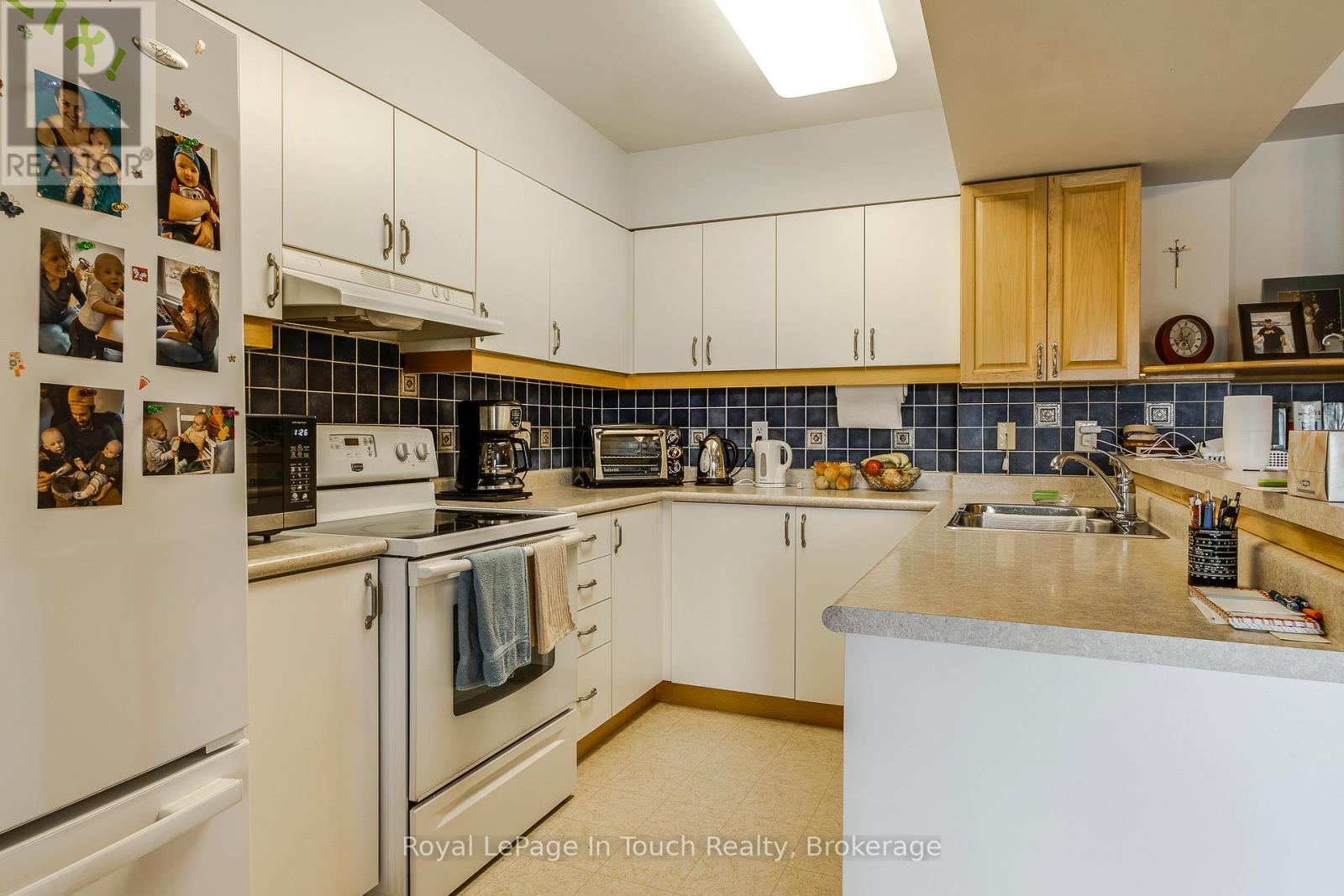 












203 - 333 LAFONTAINE ROAD W

,
Tiny,




Ontario
L9M0H1

