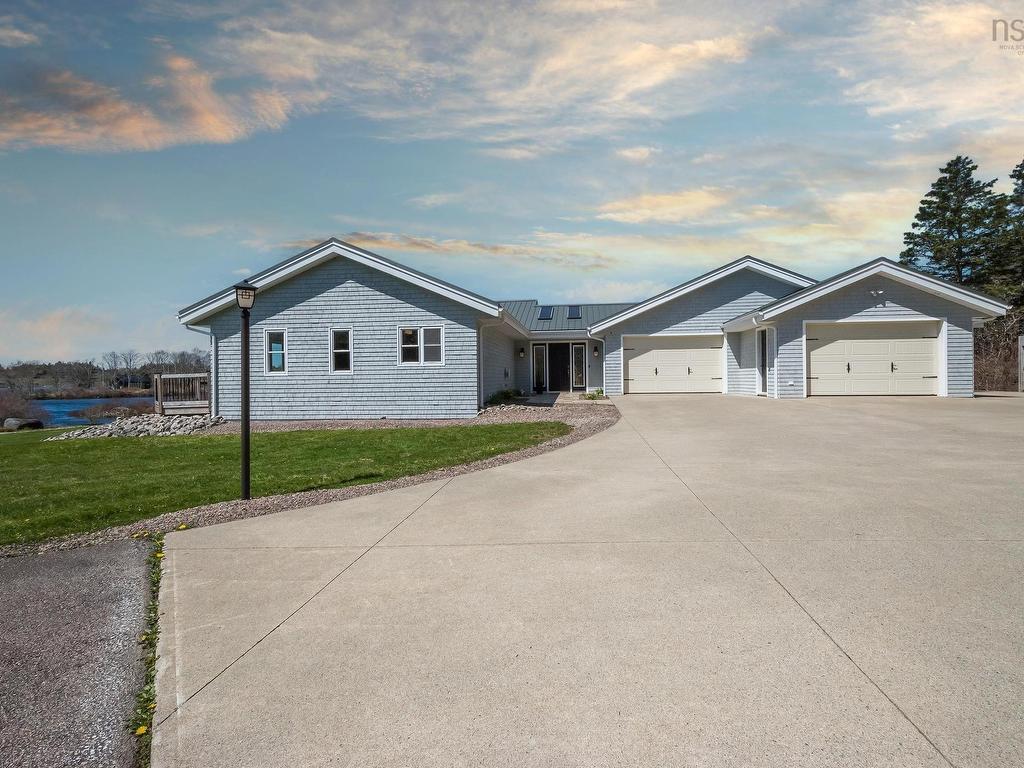 












52 Captain Landers Court

,
Hebron,




NS
B5A 5Z6

