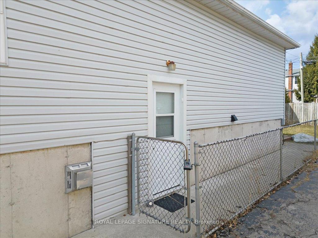 









590


Devon

Avenue, Lower,
Oshawa,




ON
L1H 1R8

