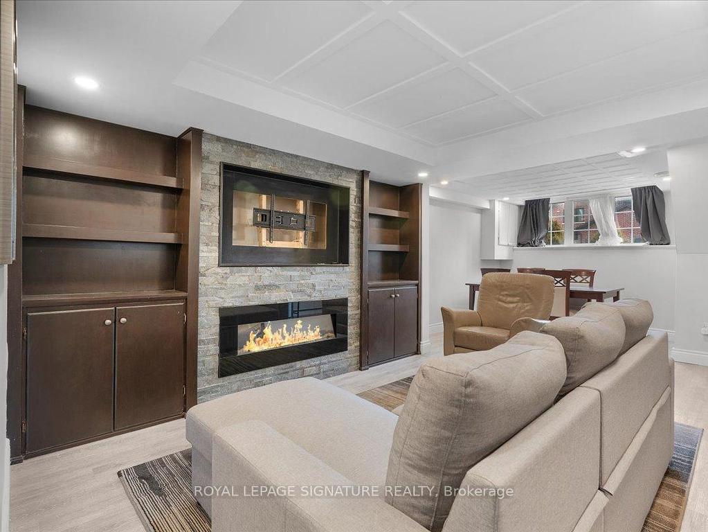 









590


Devon

Avenue, Lower,
Oshawa,




ON
L1H 1R8

