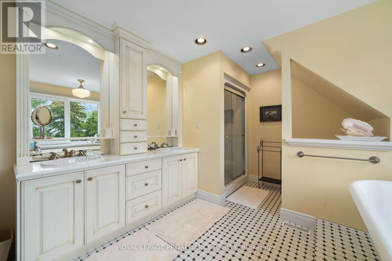 












23 QUIGG LANE

,
Prince Edward County (Ameliasburg Ward),




Ontario
K0K1L0

