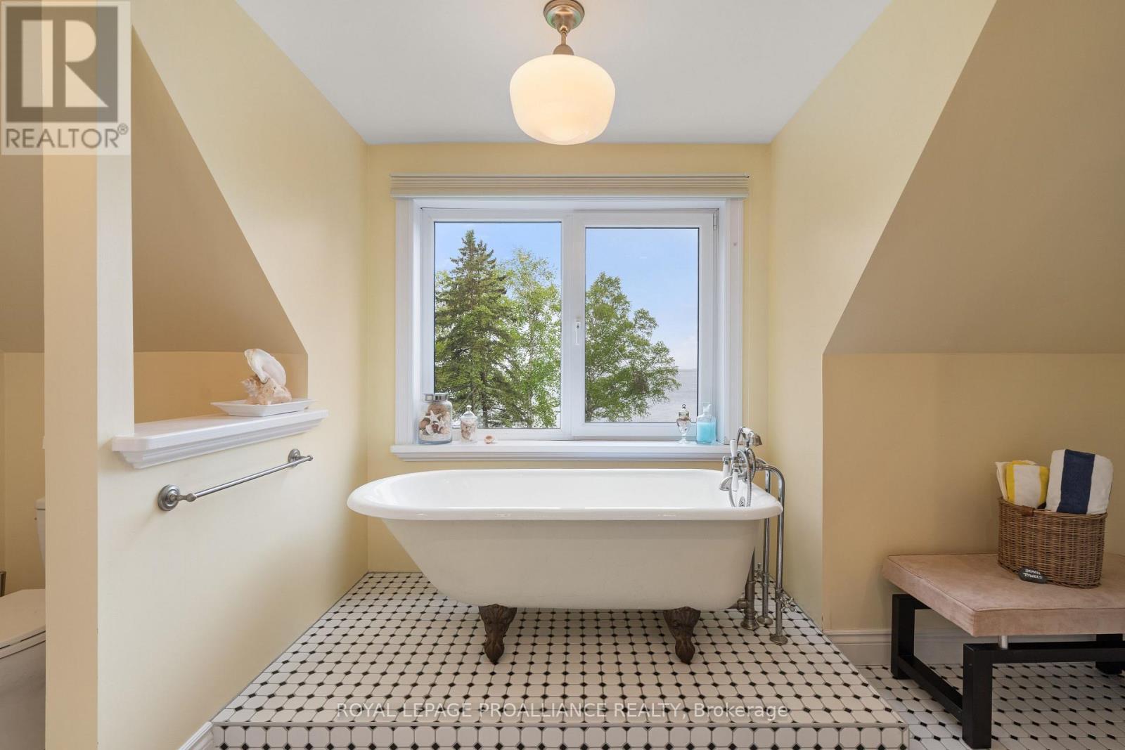 












23 QUIGG LANE

,
Prince Edward County (Ameliasburg Ward),




Ontario
K0K1L0

