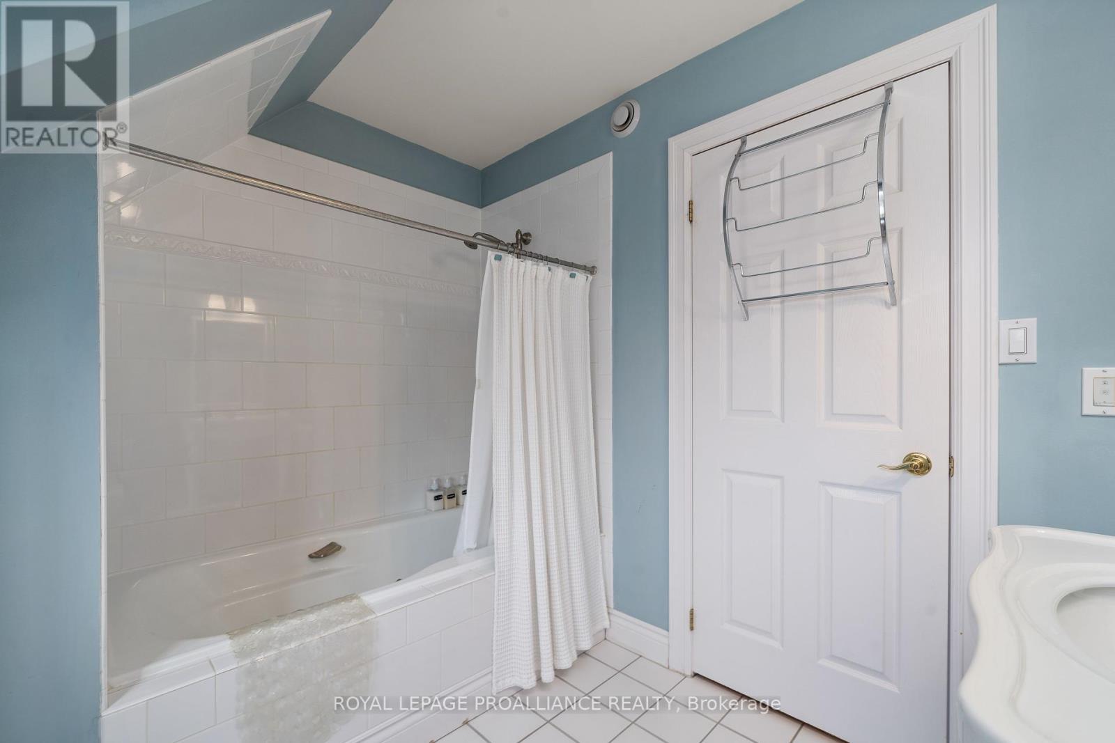 












23 QUIGG LANE

,
Prince Edward County (Ameliasburg Ward),




Ontario
K0K1L0

