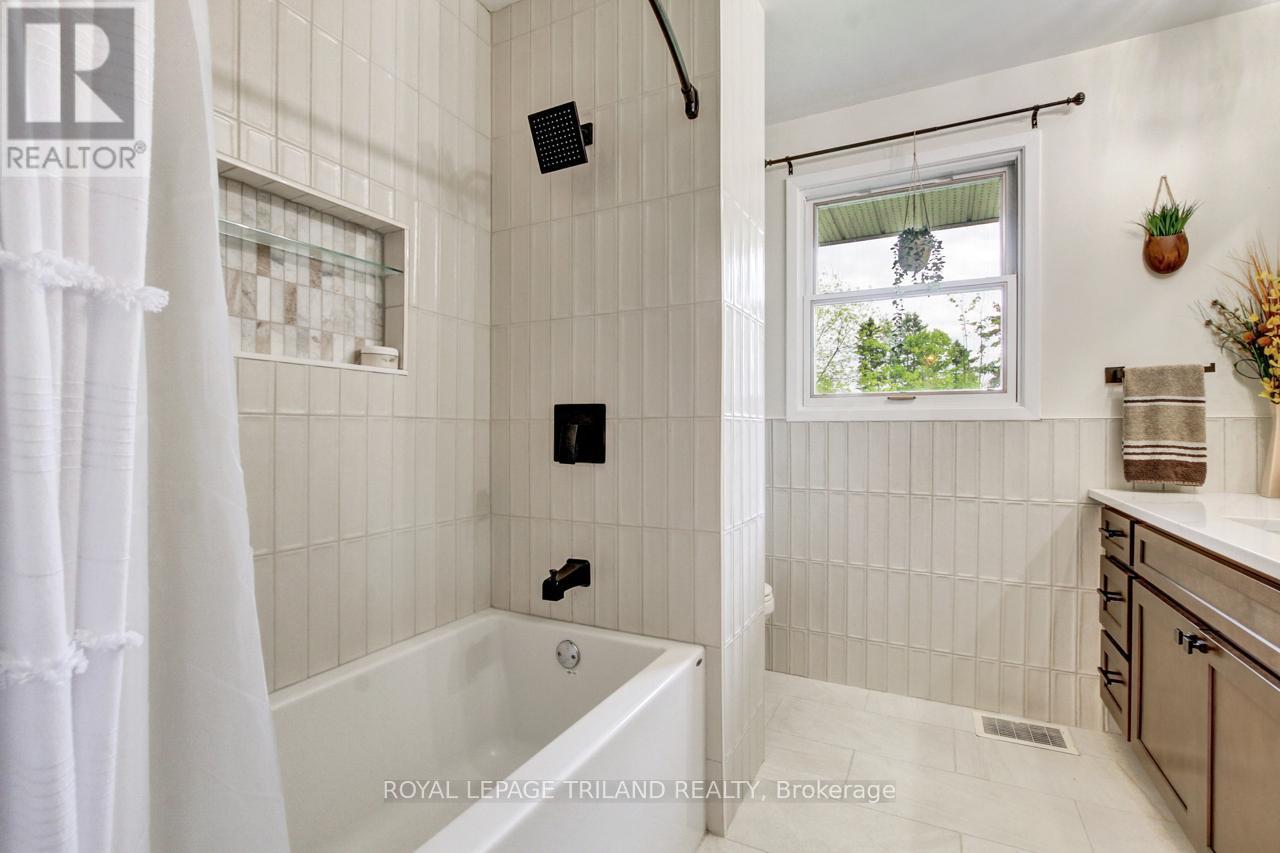 












9460 CURRIE ROAD

,
Dutton/Dunwich (Wallacetown),




Ontario
N0L2M0

