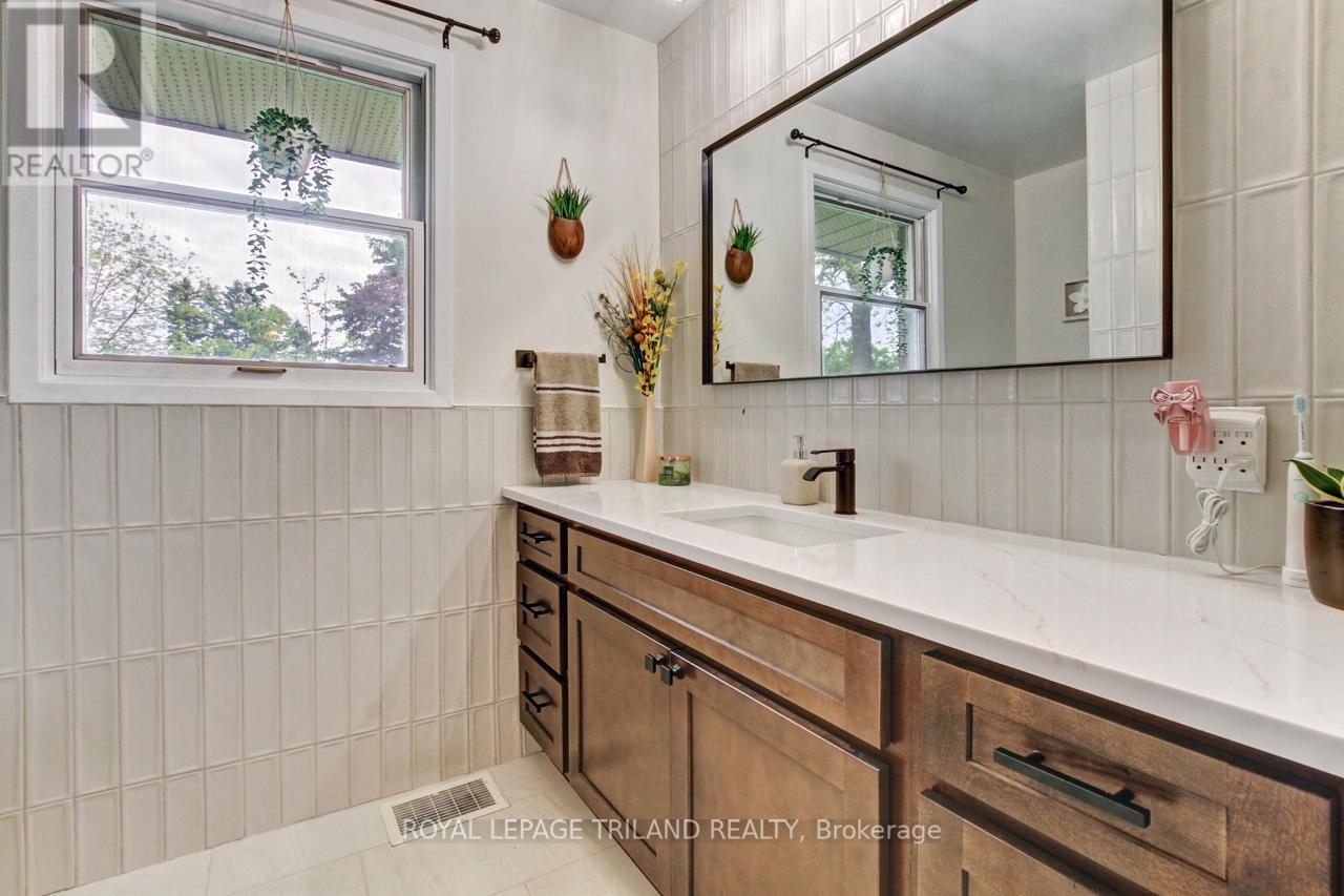 












9460 CURRIE ROAD

,
Dutton/Dunwich (Wallacetown),




Ontario
N0L2M0


