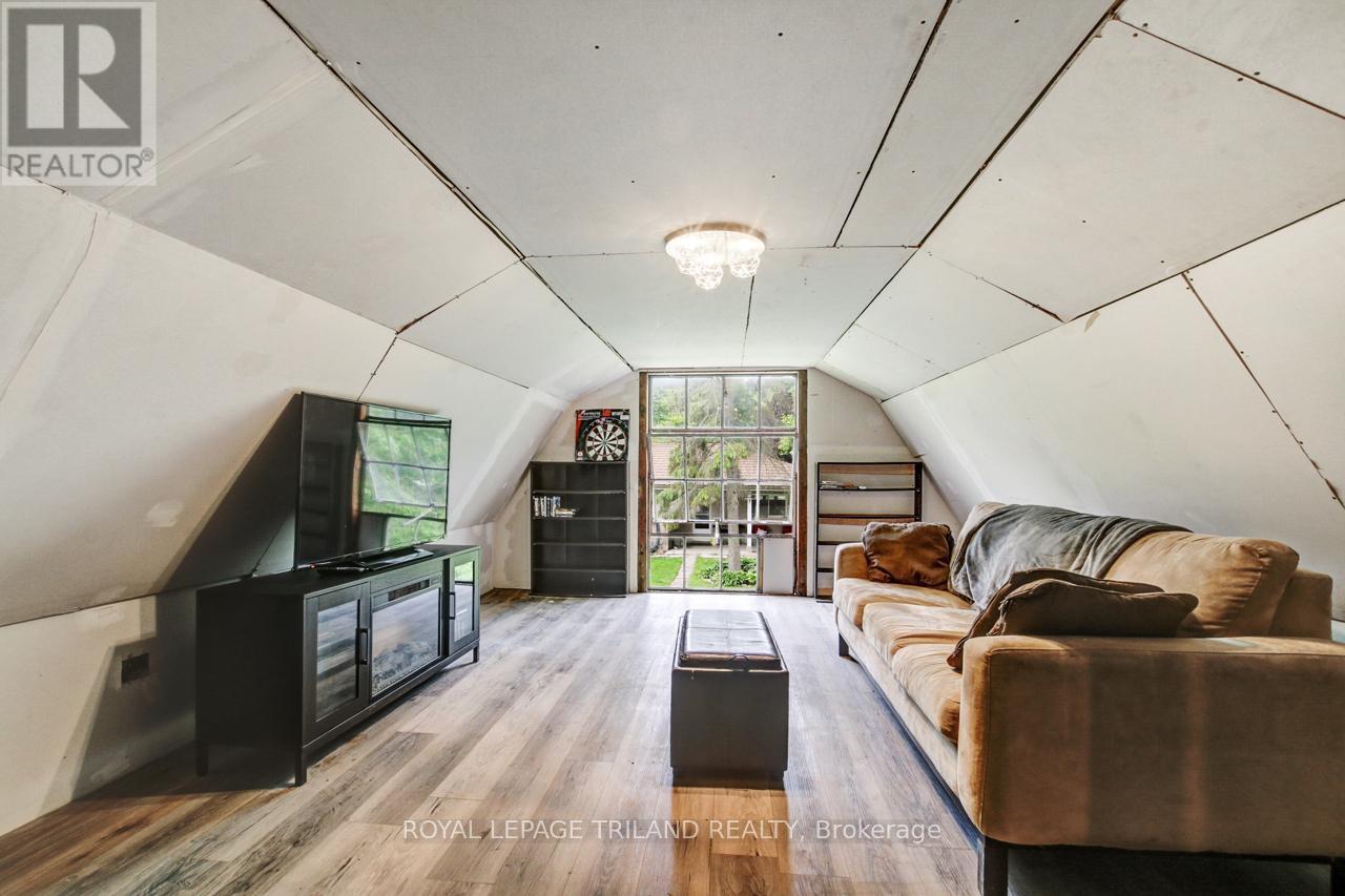 












9460 CURRIE ROAD

,
Dutton/Dunwich (Wallacetown),




Ontario
N0L2M0

