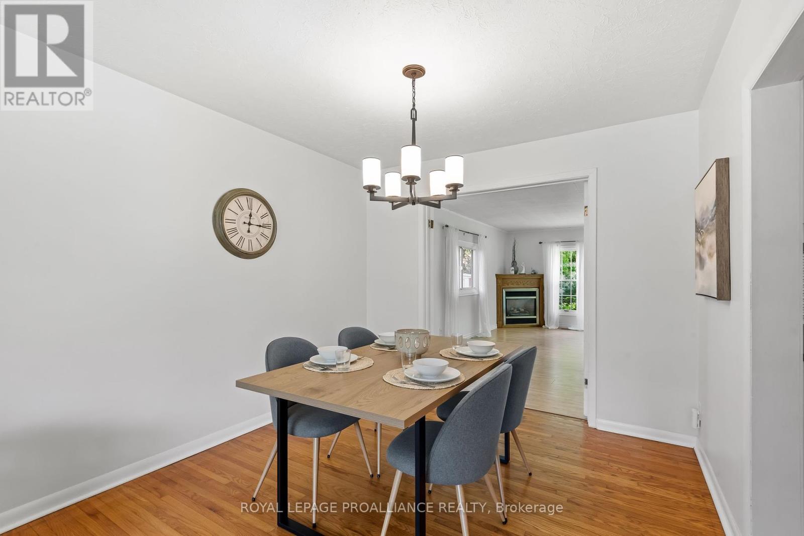 












36 APPLEWOOD DRIVE

,
Belleville (Belleville Ward),




Ontario
K8P4E2

