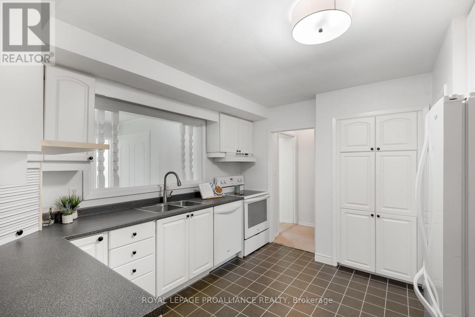












36 APPLEWOOD DRIVE

,
Belleville (Belleville Ward),




Ontario
K8P4E2

