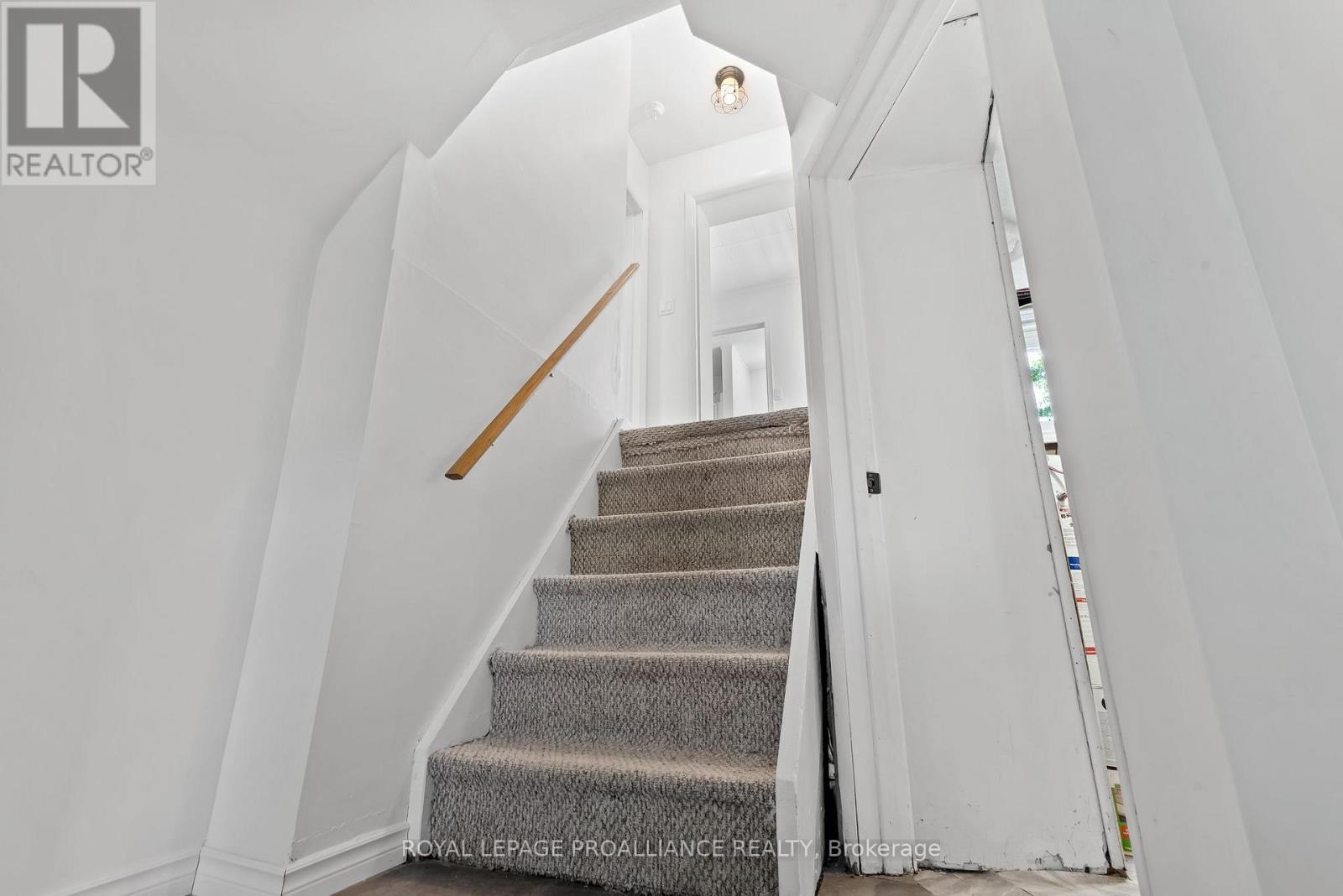 












36 APPLEWOOD DRIVE

,
Belleville (Belleville Ward),




Ontario
K8P4E2

