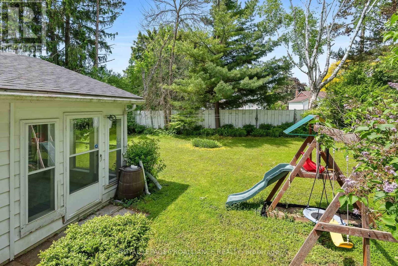 












36 APPLEWOOD DRIVE

,
Belleville (Belleville Ward),




Ontario
K8P4E2


