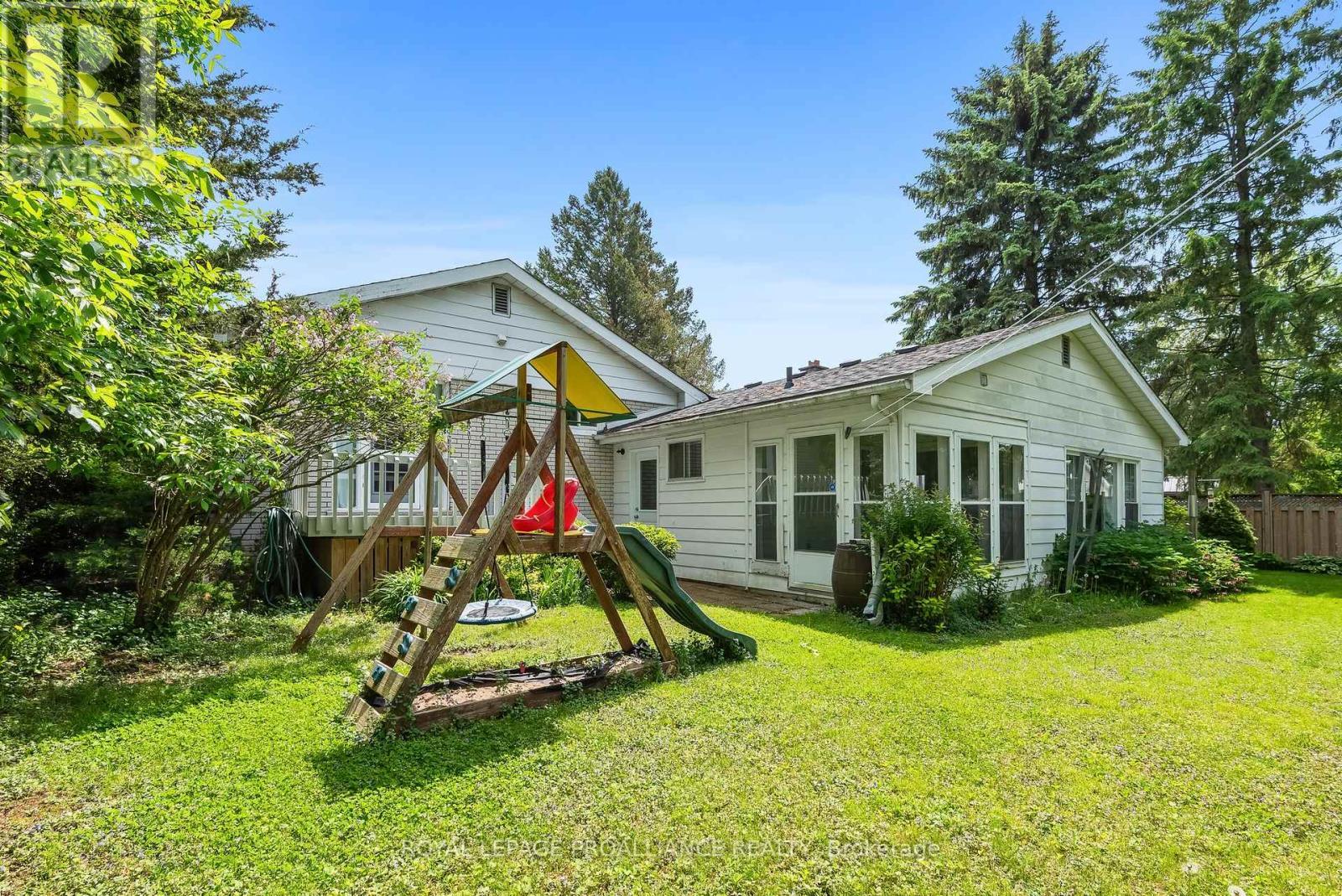 












36 APPLEWOOD DRIVE

,
Belleville (Belleville Ward),




Ontario
K8P4E2

