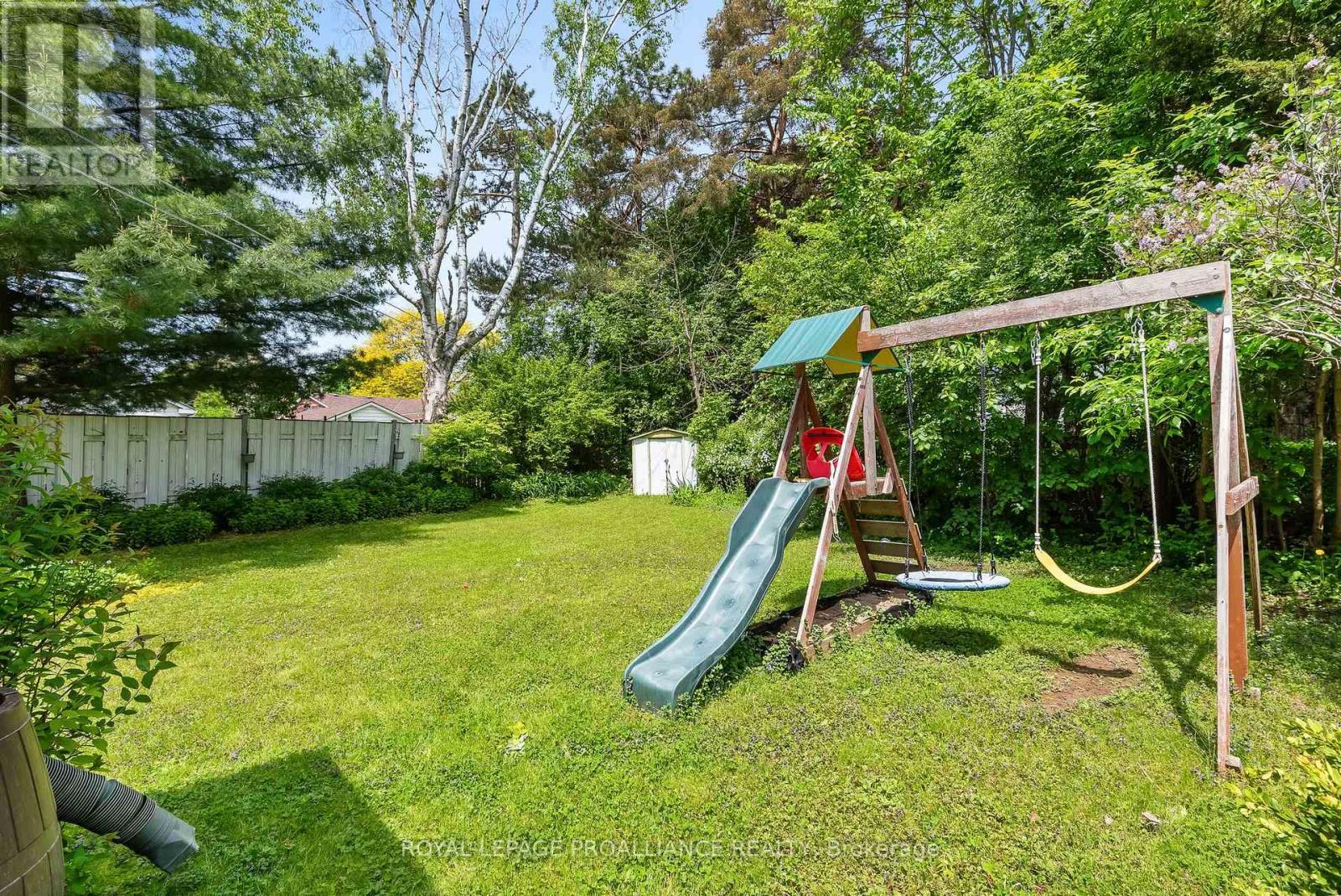 












36 APPLEWOOD DRIVE

,
Belleville (Belleville Ward),




Ontario
K8P4E2

