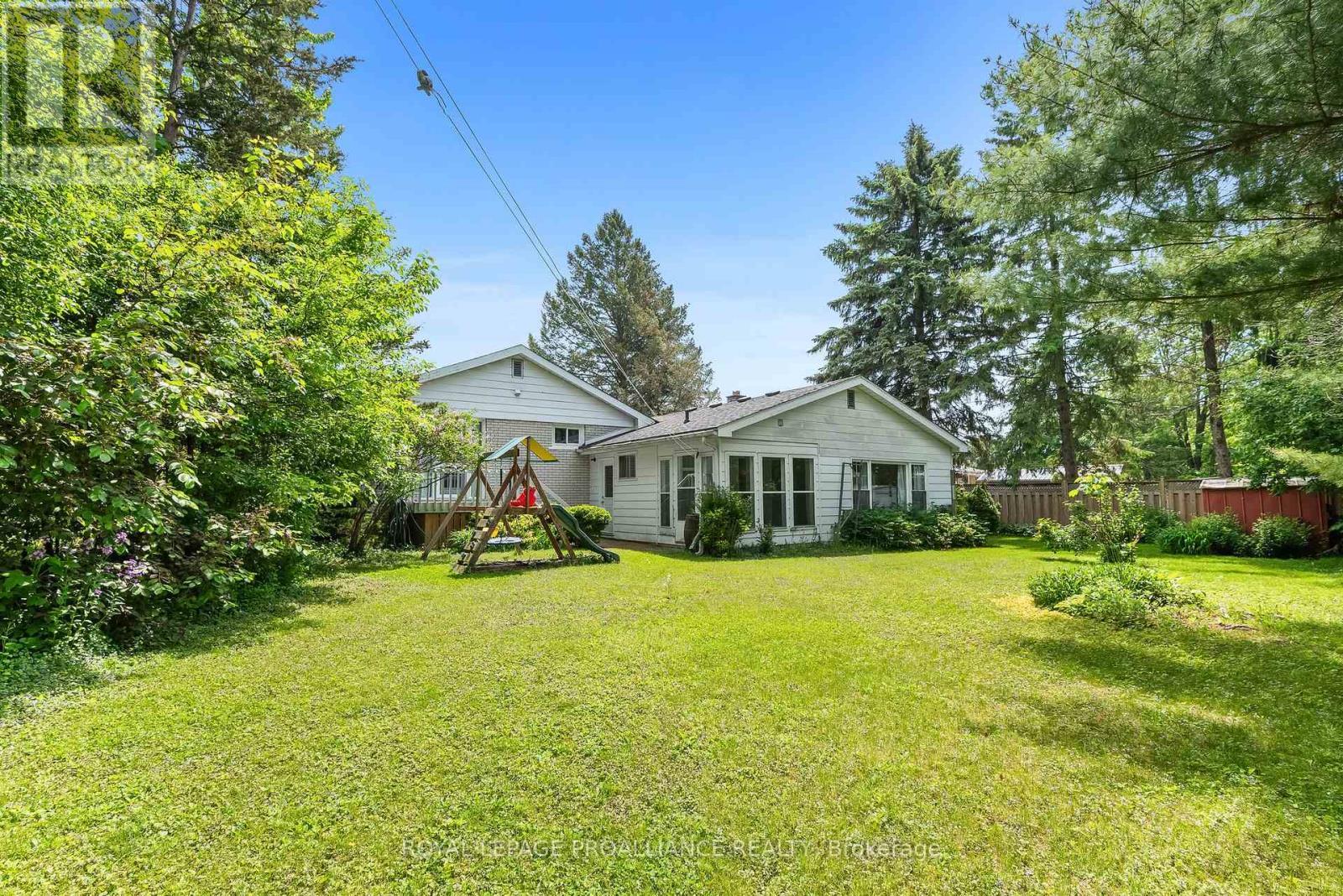 












36 APPLEWOOD DRIVE

,
Belleville (Belleville Ward),




Ontario
K8P4E2

