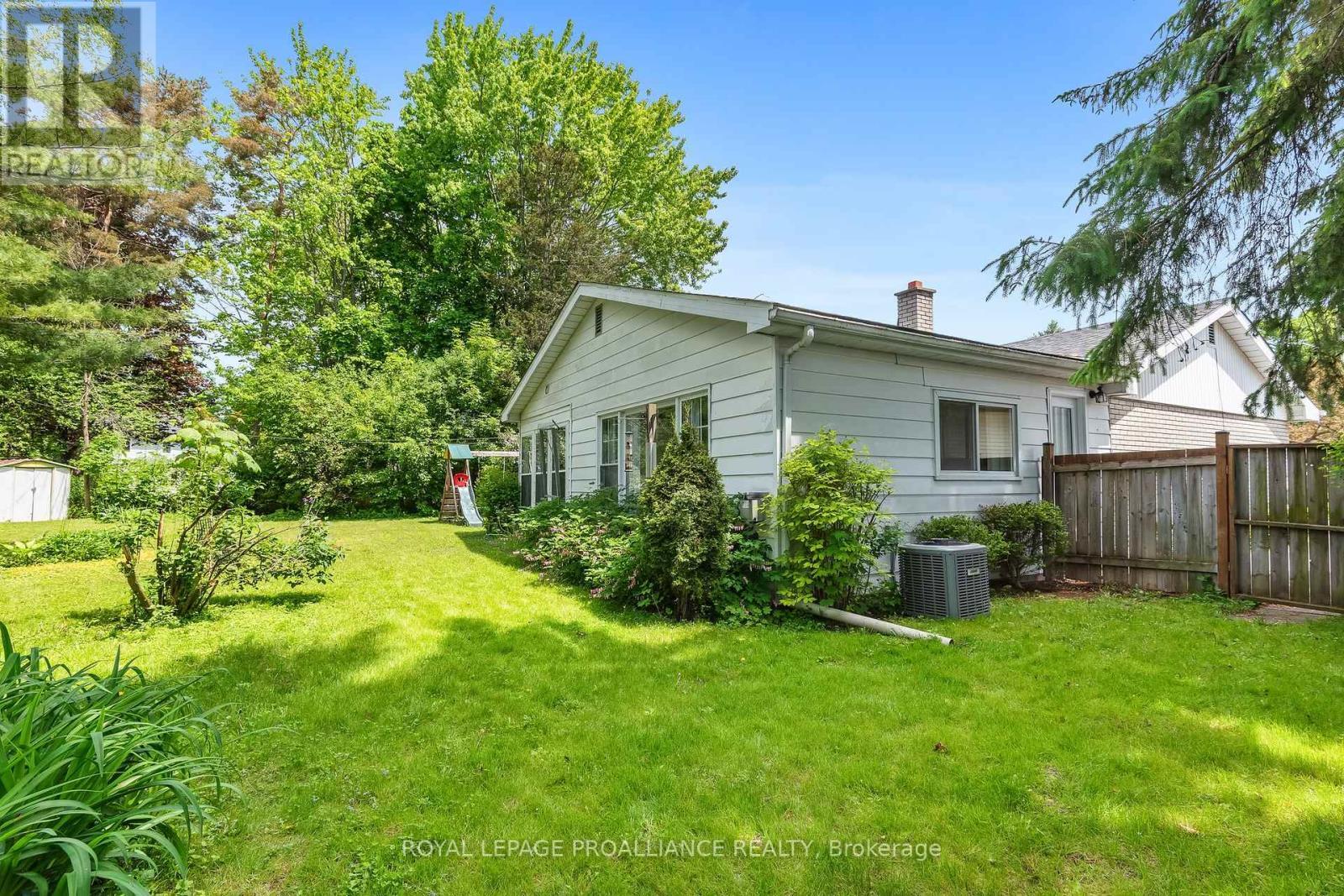 












36 APPLEWOOD DRIVE

,
Belleville (Belleville Ward),




Ontario
K8P4E2


