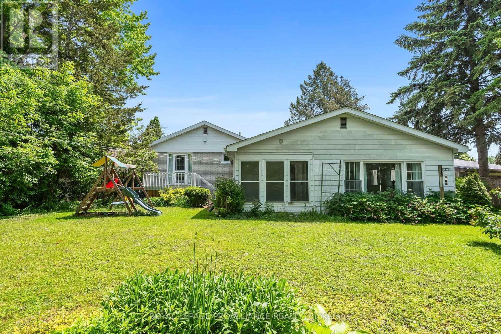 












36 APPLEWOOD DRIVE

,
Belleville (Belleville Ward),




Ontario
K8P4E2


