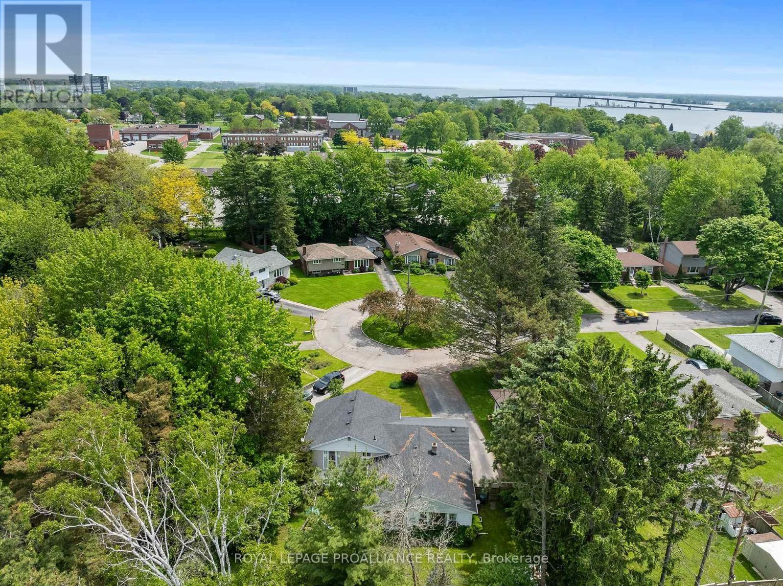 












36 APPLEWOOD DRIVE

,
Belleville (Belleville Ward),




Ontario
K8P4E2

