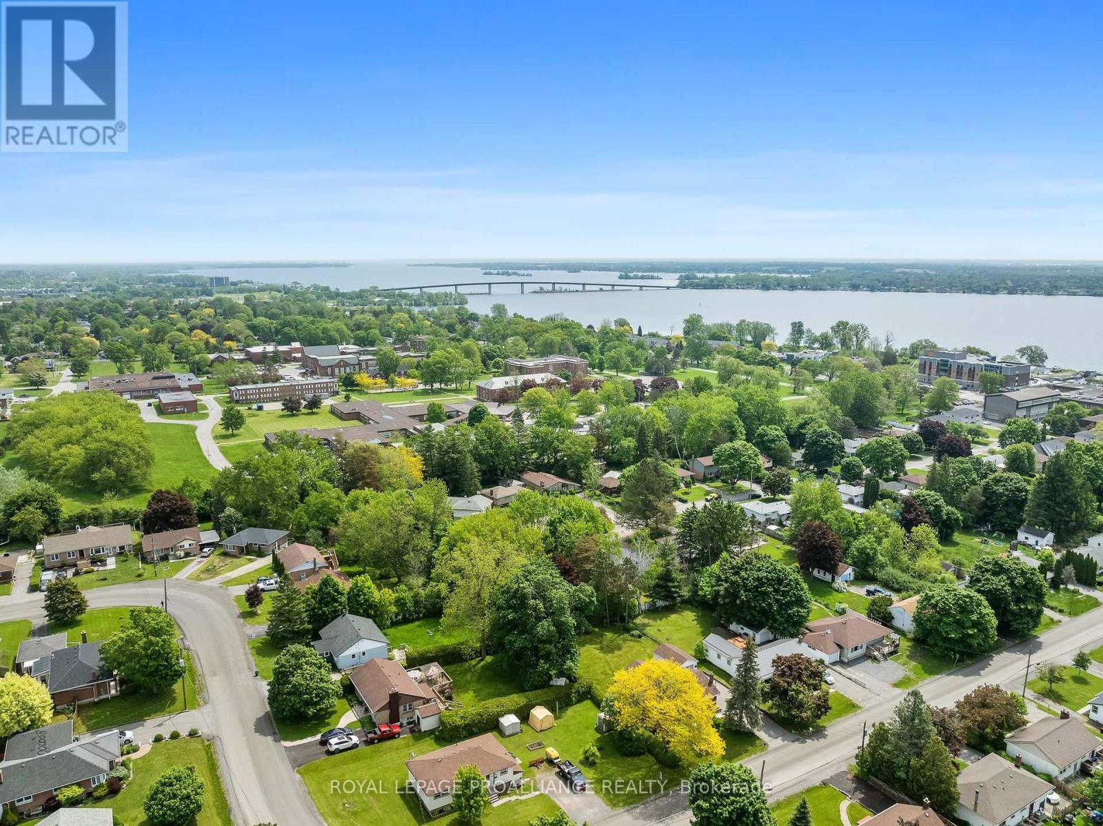 












36 APPLEWOOD DRIVE

,
Belleville (Belleville Ward),




Ontario
K8P4E2

