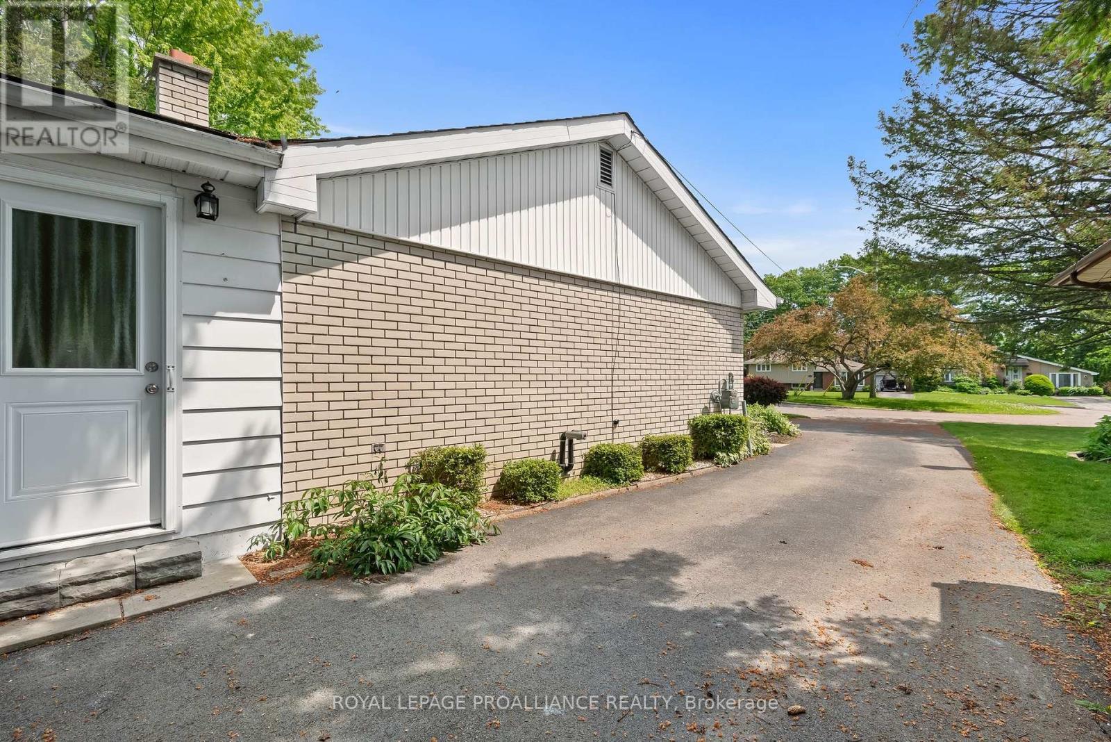 












36 APPLEWOOD DRIVE

,
Belleville (Belleville Ward),




Ontario
K8P4E2

