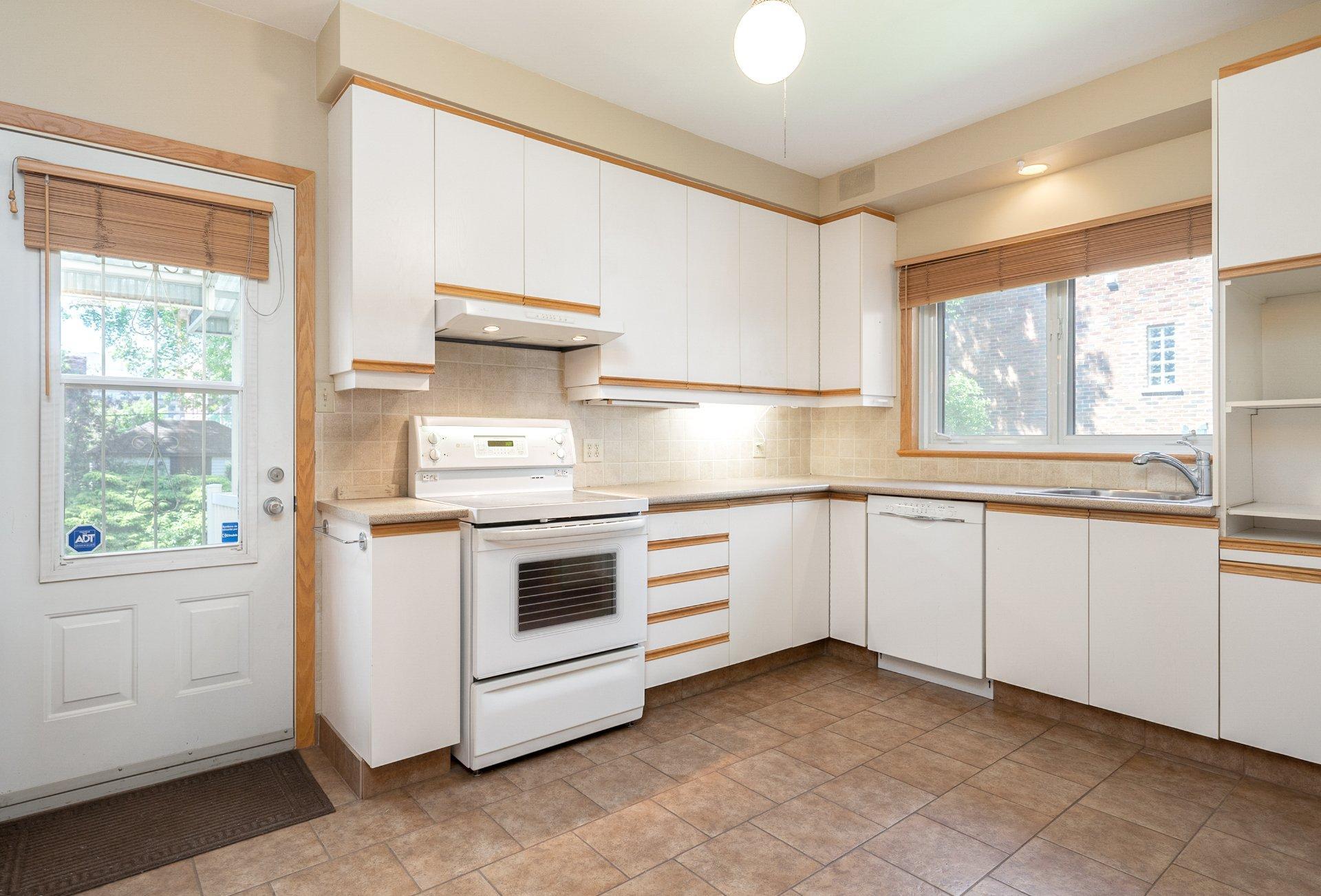









3855


Boul. Édouard-Montpetit

,
Montréal (Côte-des-Neiges/Notre-Dame-de-Grâce),




QC
H3T1L1

