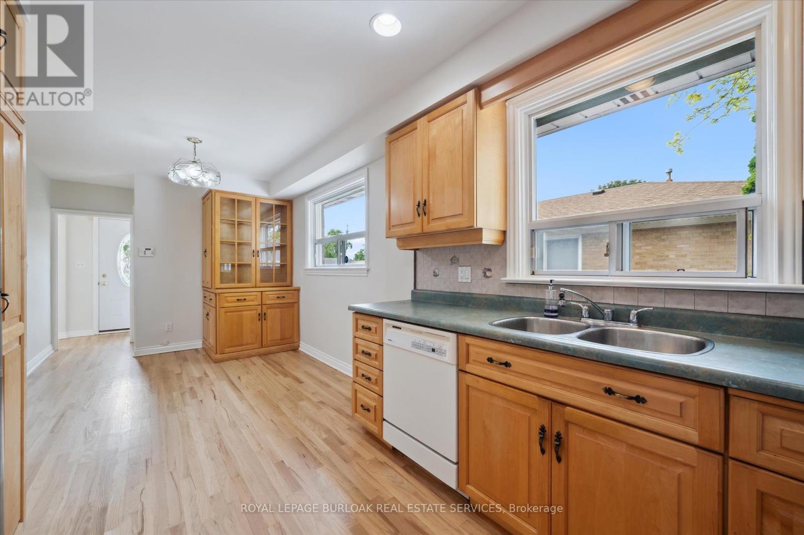 












2237 JOYCE STREET

,
Burlington,




Ontario
L7R2B6

