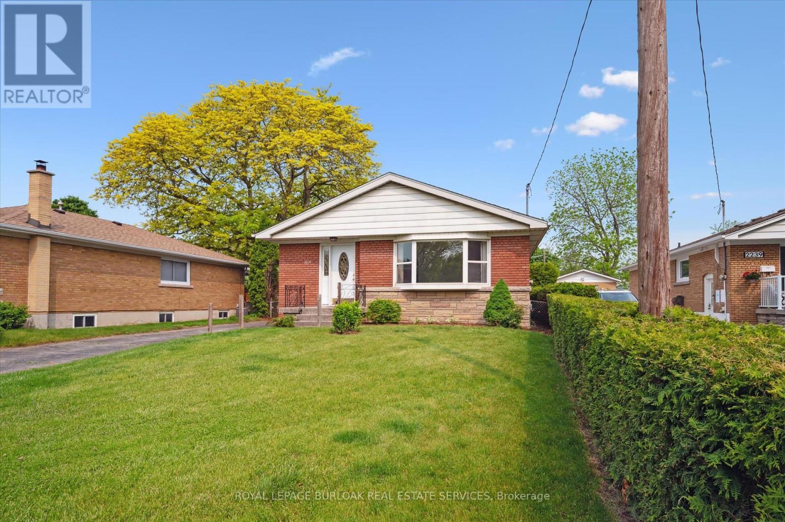 












2237 JOYCE STREET

,
Burlington,




Ontario
L7R2B6

