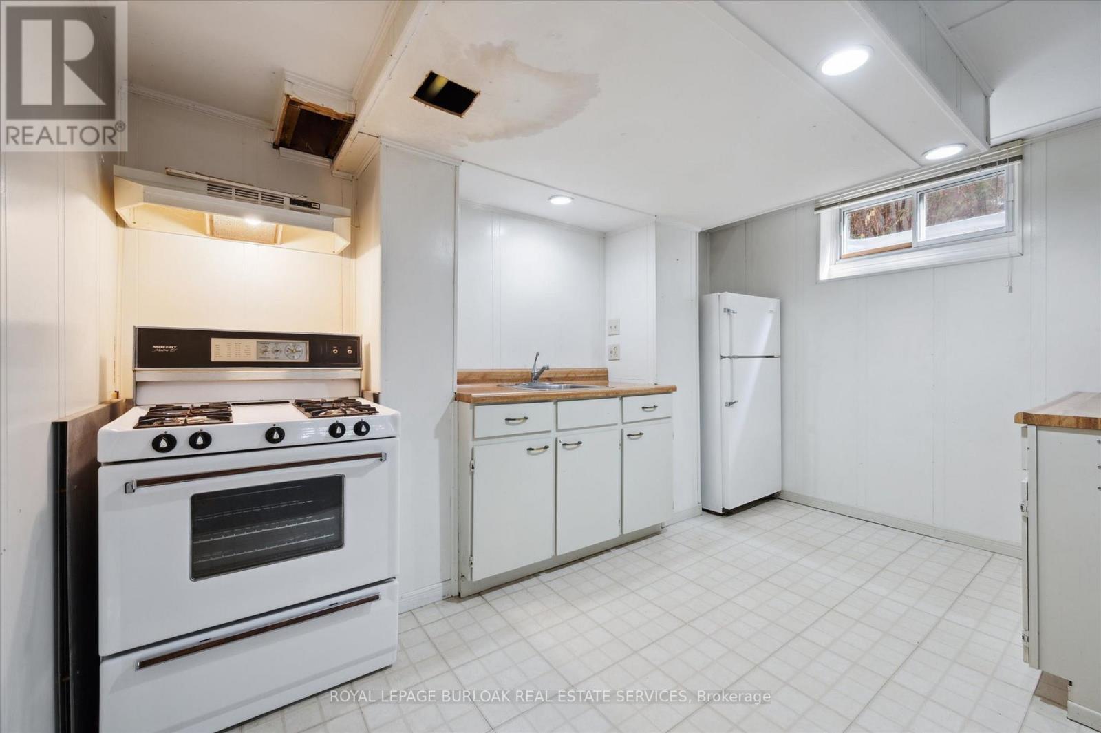 












2237 JOYCE STREET

,
Burlington,




Ontario
L7R2B6

