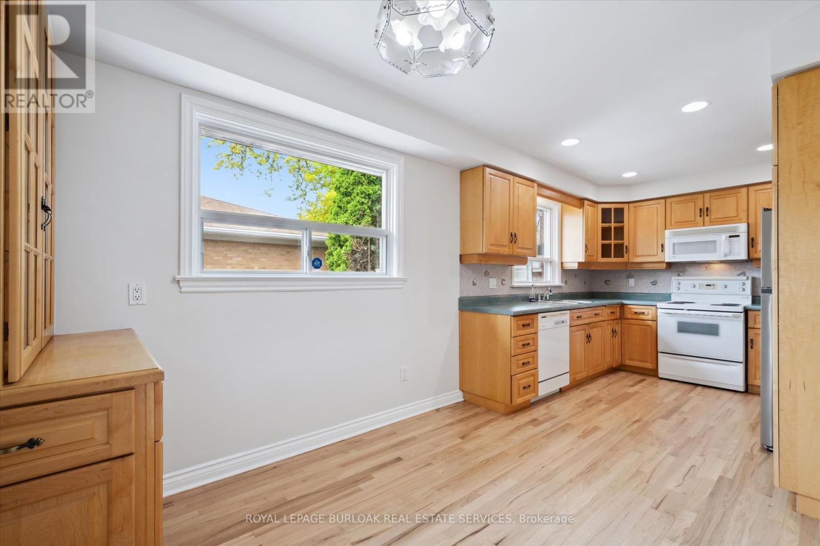 












2237 JOYCE STREET

,
Burlington,




Ontario
L7R2B6

